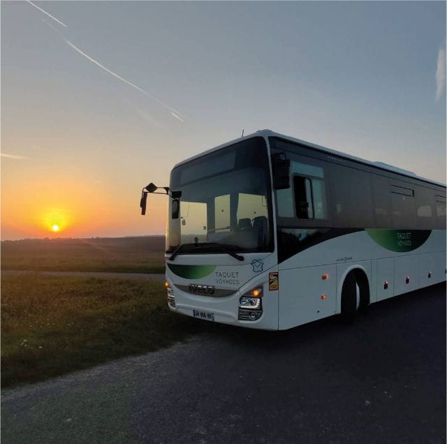 Le car sur une route secondaire avec couché du soleil - Taquet Voyages