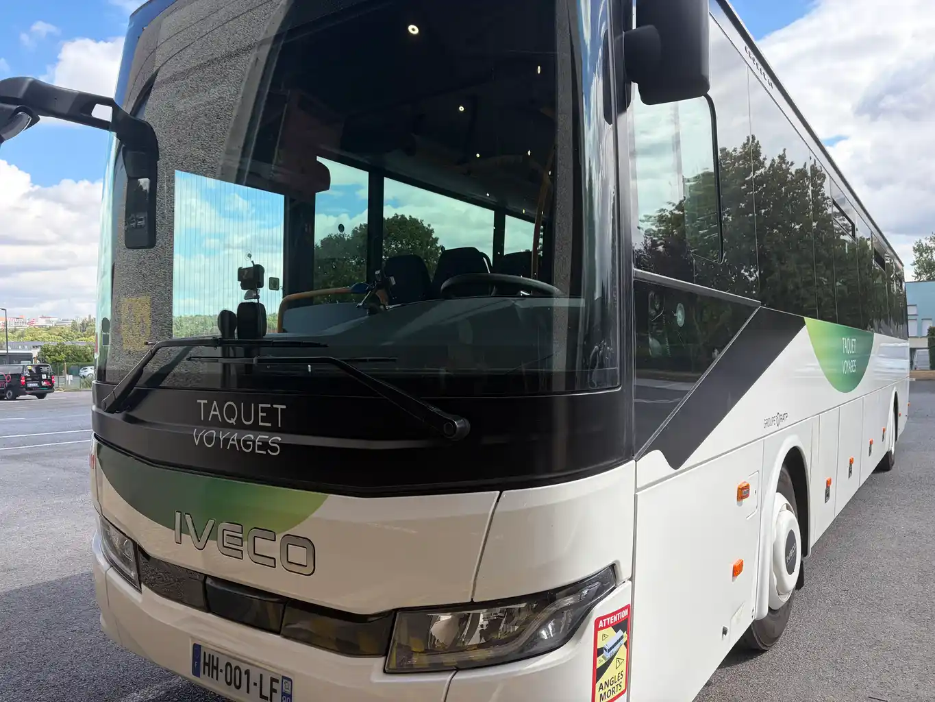 Extérieur avant du car standard de Taquet Voyages