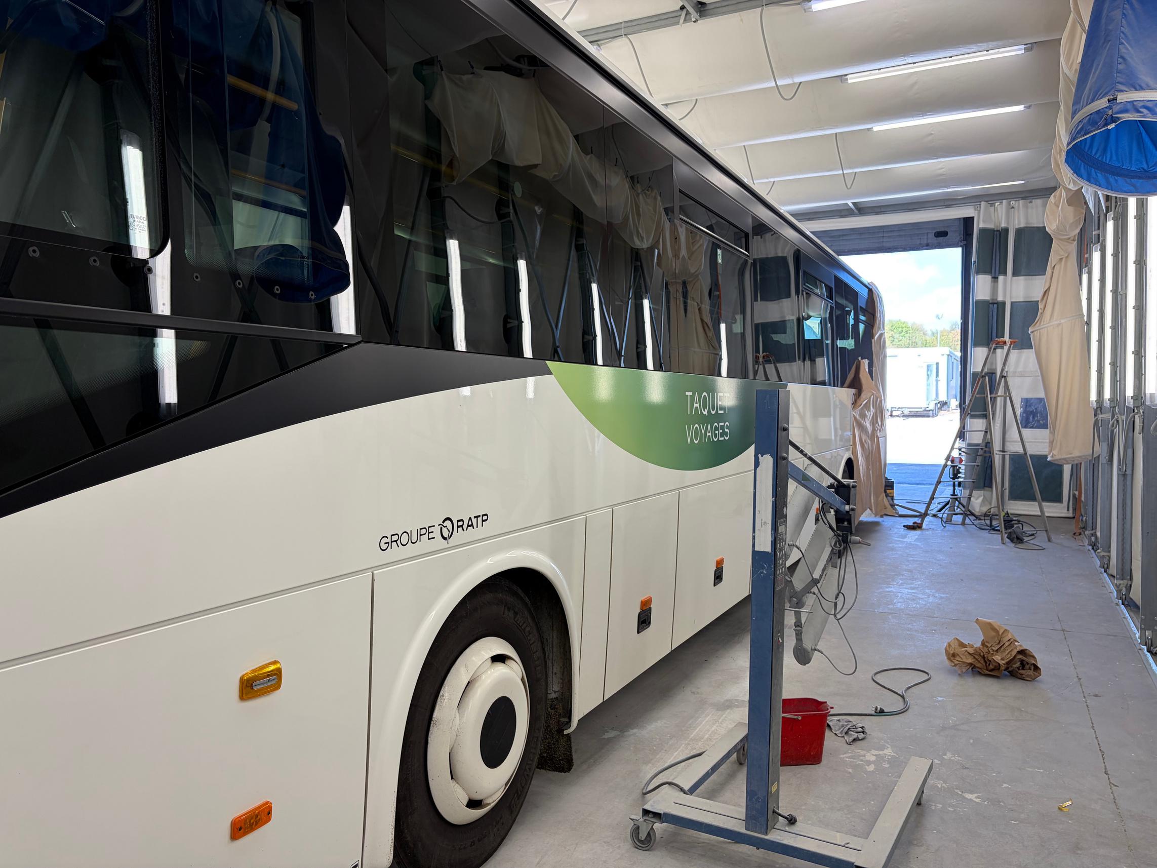 Atelier de carrosserie de car par Taquet Voyages membre du groupe RATP