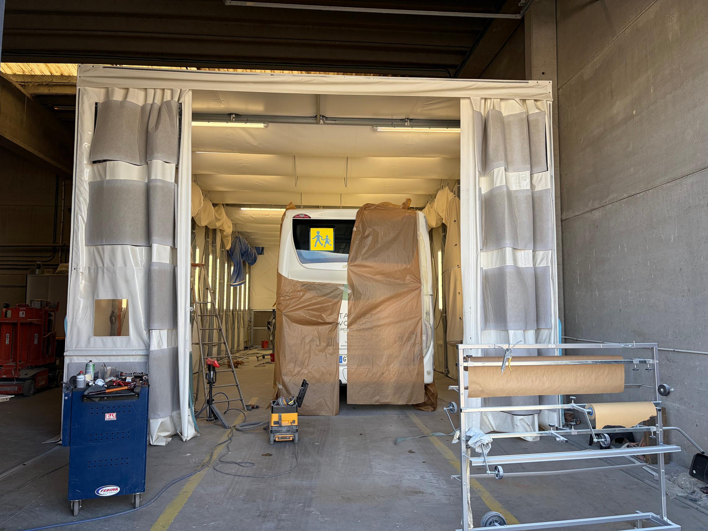 Cabine de peinture pour car chez Taquet Voyages